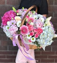 Цветочная композиция из Розы, Хризантемы, Пионы и Лизиантусы в корзине в Катыр-Юрте