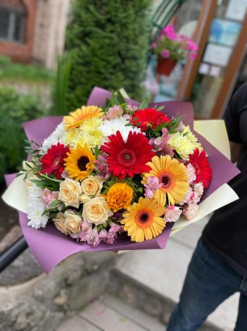 Букет цветов из: Герберы, Ромашки, Хризантемы, Розы и Подсолнухи в Катыр-Юрте